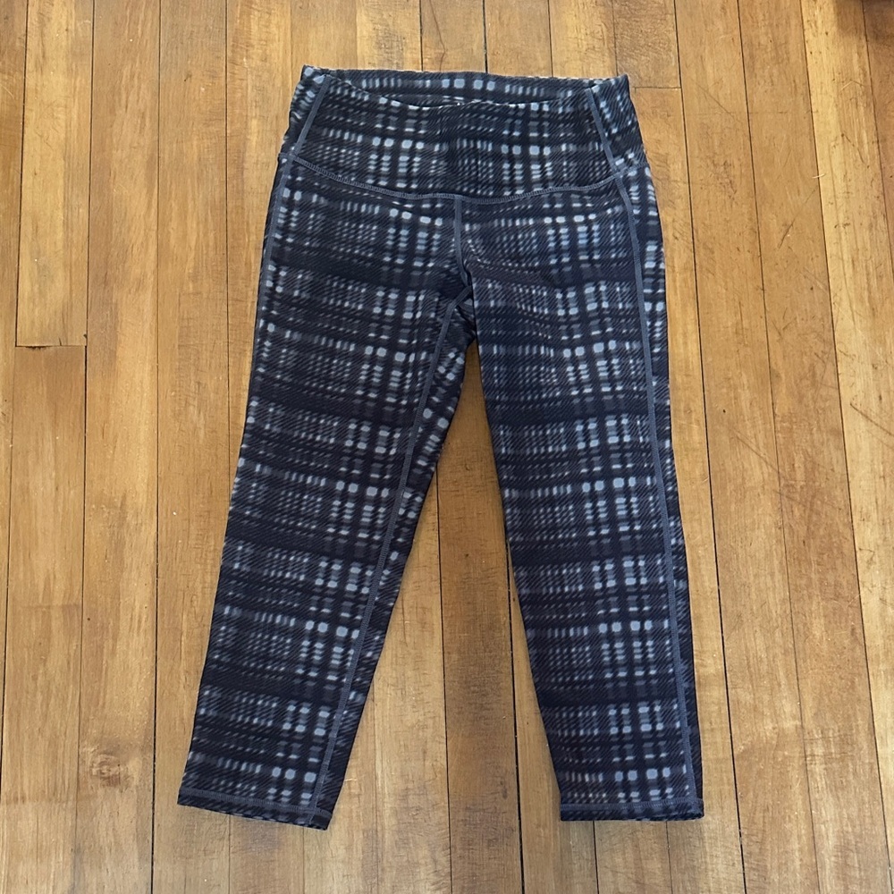 3/$20 bundle!!! Athleta Black and Gray cropped Patterned‎ Leggings